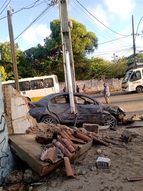 Motorista Perde Controle De Carro E Derruba Poste E Muro Na Zona Norte