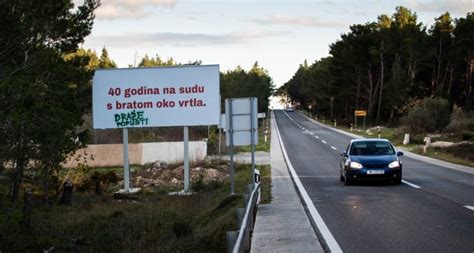 U Makarskoj Osvanuo Neobi An Jumbo Plakat