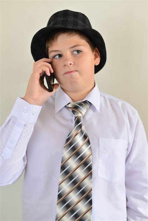 Menino Adolescente Que Fala Pela Radiotelefonia Em Um Fundo Azul Foto