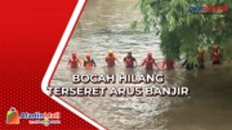 Bocah Hilang Terseret Arus Banjir Saat Ambil Bola Dalam Selokan Di