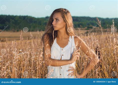 Position Sensuelle De Jeune Fille Posant Dans Le Domaine De Lherbe