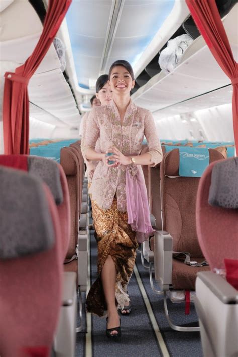 Potret Pramugari Garuda Indonesia Berseragam Kebaya Pertiwi Karya Anne