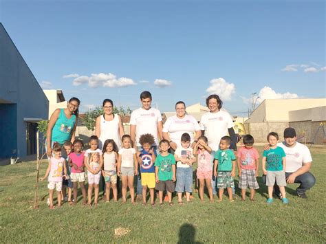 Escolas Em Bady Bassitt - Rotaractianos plantam árvores em escola de Bady Bassitt