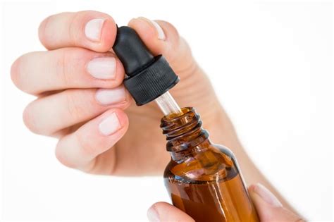 Mujer Sosteniendo La Botella De Medicina Foto Premium