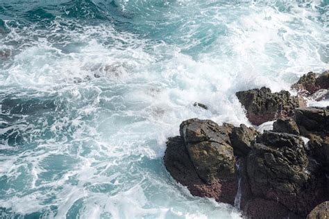 Wellen St Rzen Auf Den Felsigen Strand Und Bilden Spritzer Wellen Und