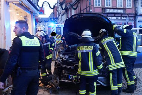 Auto Rast Mitten In Celle In Hauswand Drei Schwerverletzte