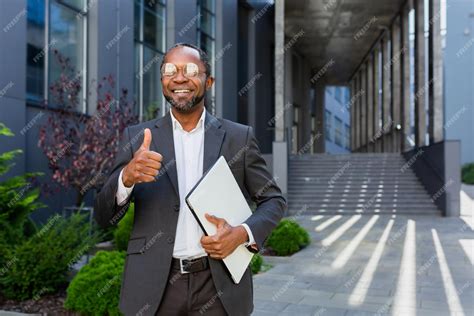 Premium Photo Portrait Of Successful African American Man Outside