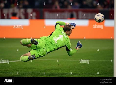 Manuel Neuer Fc Bayern Munchen Fliegt Einem Ball Hinterher Hi Res Stock