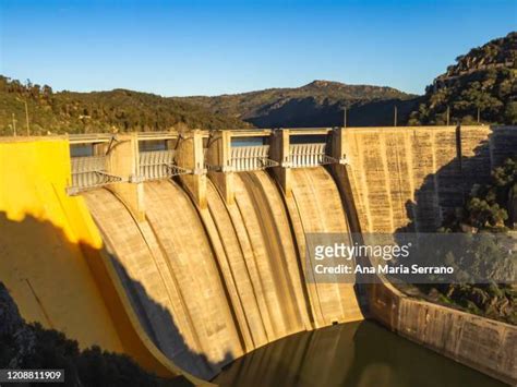 Boundary Dam Power Station Photos and Premium High Res Pictures - Getty ...