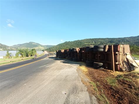 VÍDEO Câmera flagra momento que carreta tomba em SC