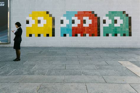 Street Art Invader Investit Tout Un Immeuble Pour Une Exposition Xxl