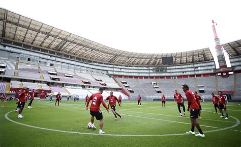 Selecci N Peruana As Reconoci El Gramado Del Estadio Nacional