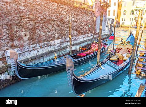 Canal Con G Ndolas En El Muelle De Venecia Italia Arquitectura Y