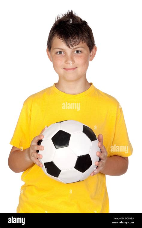 Chico adorable con un balón de fútbol aislado sobre fondo blanco