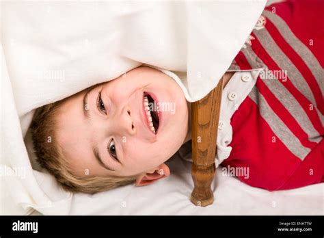 Sechs Jahre Alten Jungen Haben Spa Beim Spielen Und Versteckt Unter