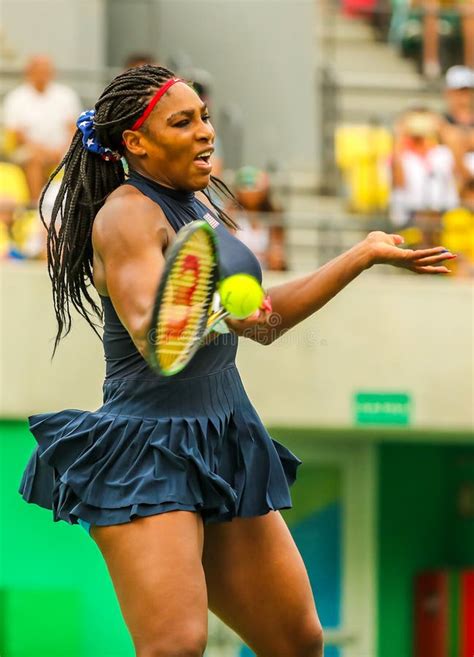 Campeão Olímpico Serena Williams De Estados Unidos Em Ação Durante a