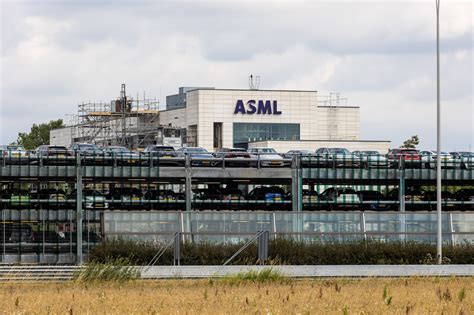 Netherlands Working on Plan to Deter ASML Expansion Abroad - Bloomberg