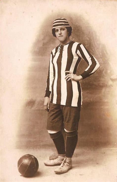 Foto Estudio De Una Chica Con Indumentaria De Futbolista A O De