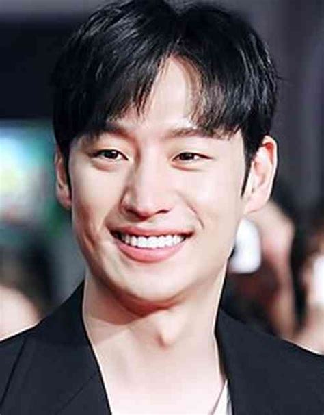 Lee Je-Hoon Girlfriend 2024 - Calli Danette