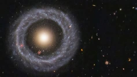 El Telescopio Espacial Hubble Capta Una Galaxia Brillante Con Supernovas