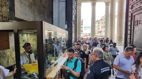 Pantheon Primo Giorno A Pagamento Anche Sangiuliano Tra I Turisti In