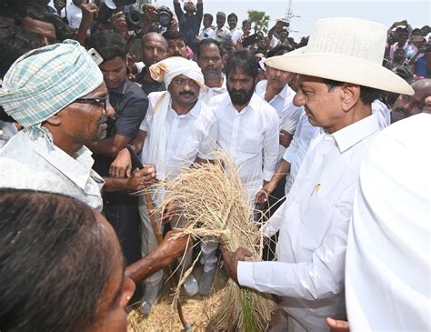 Kcr Vehicle Checking మాజీ సీఎం కేసీఆర్ వాహనాన్ని అడ్డుకుని తనిఖీ చేసిన