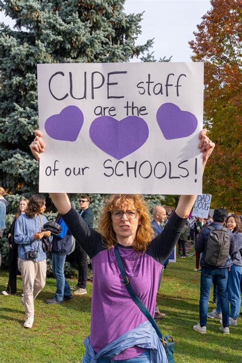 Educator participating in a wildcat strike (Toronto, ON) : r/pics