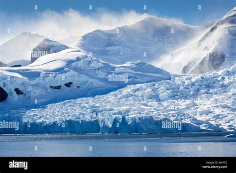 La Antártida Glaciares Icebergs Y Paisajes De Montaña En Dorian Bay Fotografía De Stock Alamy