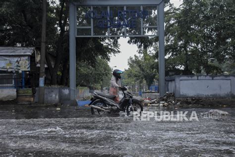 Hujan Deras Kawasan Pasar Gedebage Terendam Banjir Republika Online