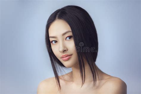 有创造性的构成的亚裔秀丽妇女 特写镜头纵向 女孩微笑 库存照片 图片 包括有 成人 日语 眼睛 人们 126647350