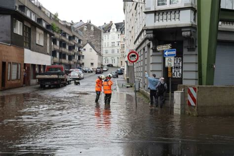 Unwetter In Nrw Regen Und Gewitter Sorgen F R Berflutete Stra En