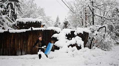 Colorado Snowstorm Causes Flight Cancellations, Road Closures and Power Outages - The New York Times