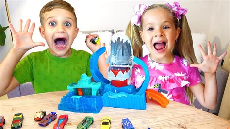 Roma Y Diana Juegan Con Autos De Juguete Ciudad Hot Wheels YouTube