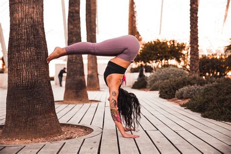 Foto De Mulher Pose De Ioga Pessoa Feminina Exerc Cio Saud Vel