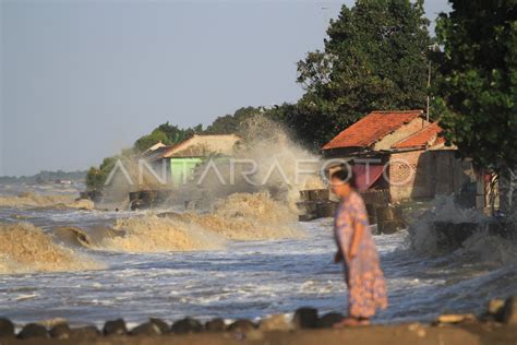 Rumah Diterjang Gelombang Tinggi Air Laut Antara Foto