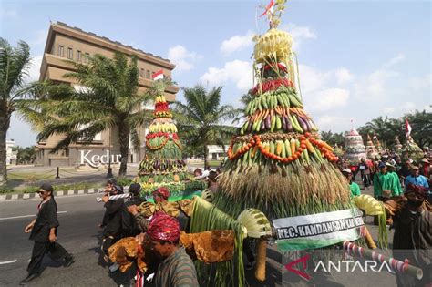 Kirab 77 Gunungan Hasil Bumi ANTARA News