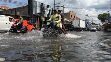 Sejumlah Desa Di Waru Sidoarjo Dikepung Banjir Air Masuk Rumah Warga