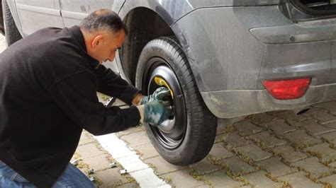 Otomotiv sektörü hakkında herşey burada Araba Lastiği Nasıl Değiştirilir