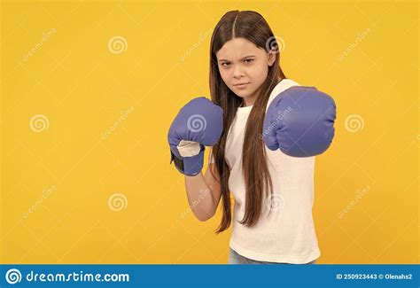 Punteo Infantil Enojado En Guantes De Boxeo Con Fondo Amarillo Imagen