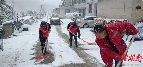 当“冬雪白”遇上“党员红”——江背镇党员干部除雪暖民心 长沙 新湖南