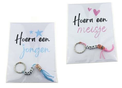 Geboortebedankje Gelukspoppetjes Baby Sleutelhanger Met Naam Hoera Een