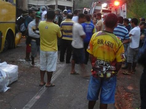 G1 Três pessoas morrem e 18 se ferem em acidente entre 2 ônibus e