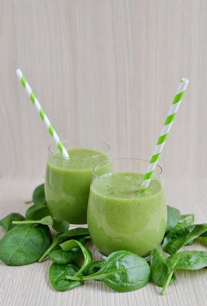 Smoothies De Espinafre Verde Frutas Foto Premium