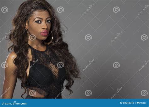 Jeune Belle Pose Africaine De Fille Photo Stock Image Du Modèles Beau 82243942