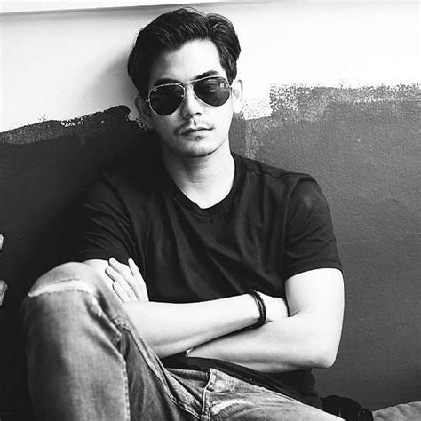 foto cowok keren pakai kacamata hitam tochtye