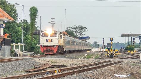 Full Ngebut Kereta Api Melibas Area Pembangunan Peron Baru Update