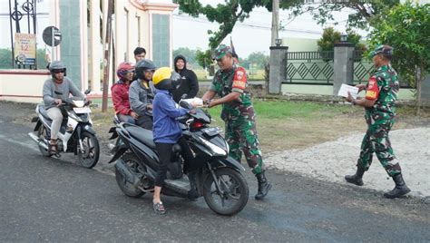 Bantu Warga Di Perjalanan Koramil 01 Sukoharjo Bagikan Takjil Berbuka