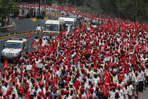 Tens of thousands of Indian farmers stage protest in Mumbai | The Straits Times