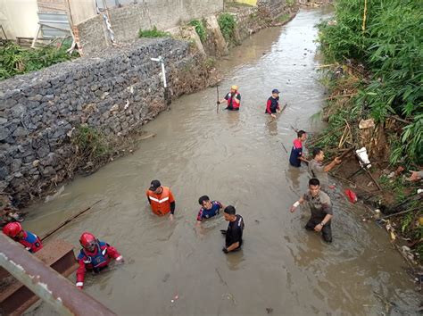 Bocah Hanyut Saat Mandi Air Hujan Bersama Sang Ibu Belum Ditemukan