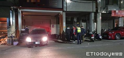 深夜開車撞門尋仇！巡邏警一秒到場 高雄男蹲地心虛：我開錯了啦 Ettoday社會新聞 Ettoday新聞雲